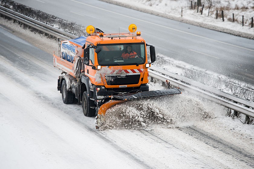 Ausschreibungen Winterdienst: Schneepflug befreit die Autobahn vom Schnee.