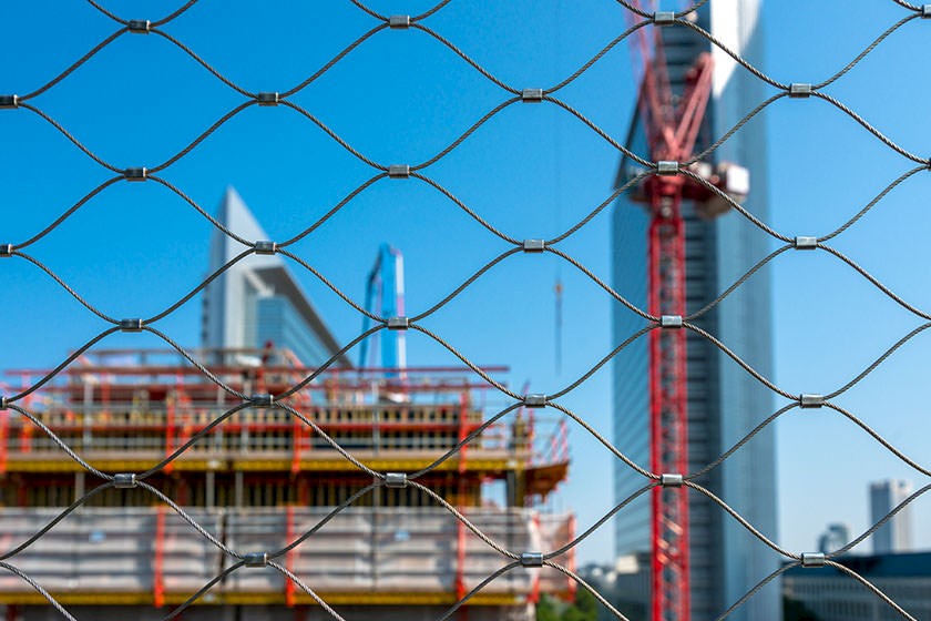 Ausschreibungen Bauzaun: Baustelle hinter einem Bauzaun.