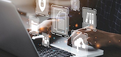 Künstliche Intelligenz in der Baubranche: Mann benutzt Computer mit digitalen Icons.