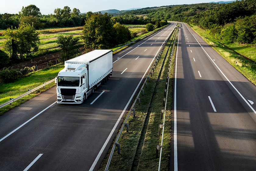 Schubboden: Lkw fährt über die Autobahn