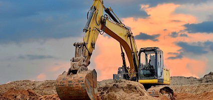 Elektro Baumaschinen: Elektro Bagger bearbeitet Baugrube