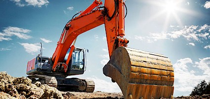 Wasserstoffbagger arbeitet auf der Baustelle
