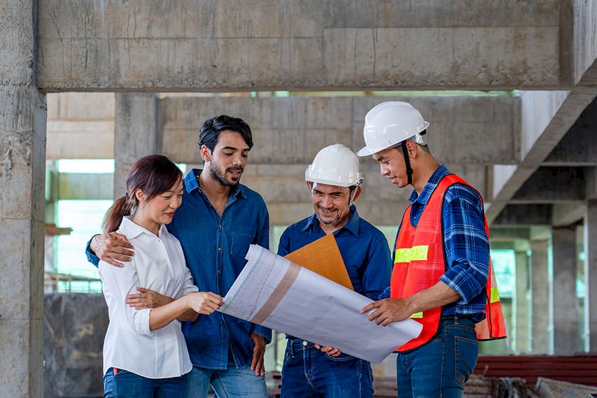 Bauabnahme: Bauherren und Bauunternehmer auf einer Baustelle