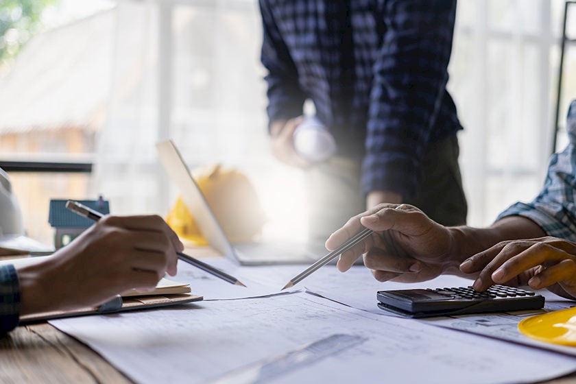 Schwellenwerte: Ingenieure diskutieren die neuen Schwellenwerte am Laptop